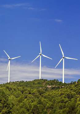 Aerogeneradores bajo un cielo soleado